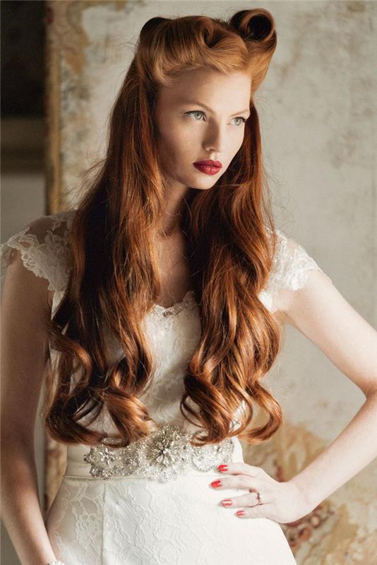 pin-up tarzından ve onun ünlü zafer rulolarından, uzun bakır kızıl saçlarından ilham alan eski bir saç modeli