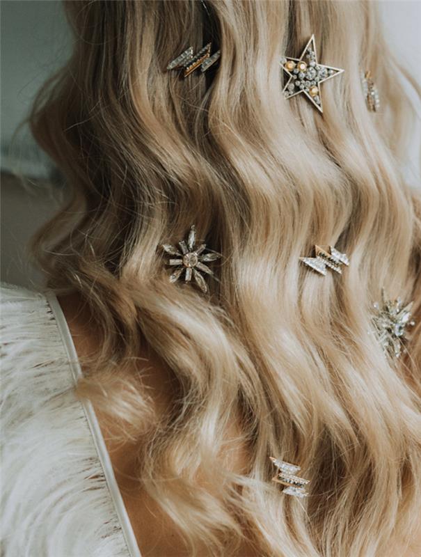 primer enostavne pričeske za dolge lase, blond kodraste lase in nakit za lase z zvezdnimi vzorci, snežna bučka
