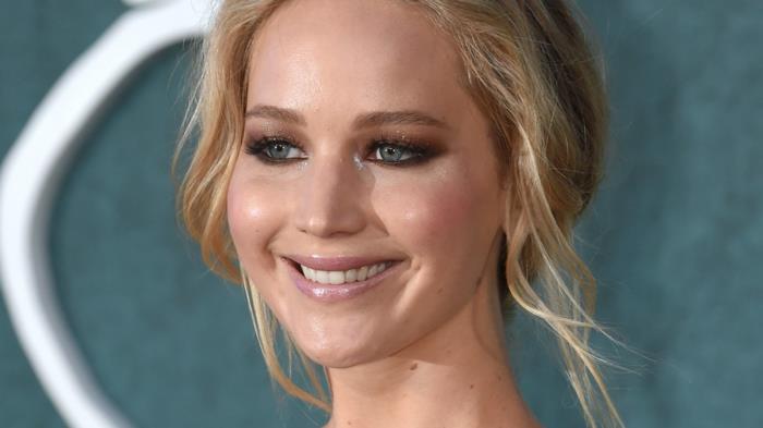 Jennifer Lawrence dramatik makyaj, gül rengi ruj gevşek topuz ile