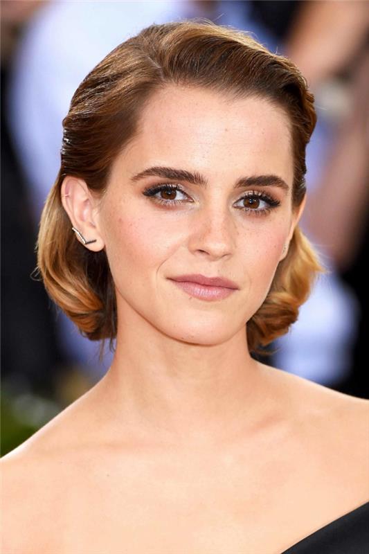 kahverengi göz makyajı, Emma Watson, düğün konukları için şık kare veya sahte kare, orta boy saçlar için kolay saç modeli