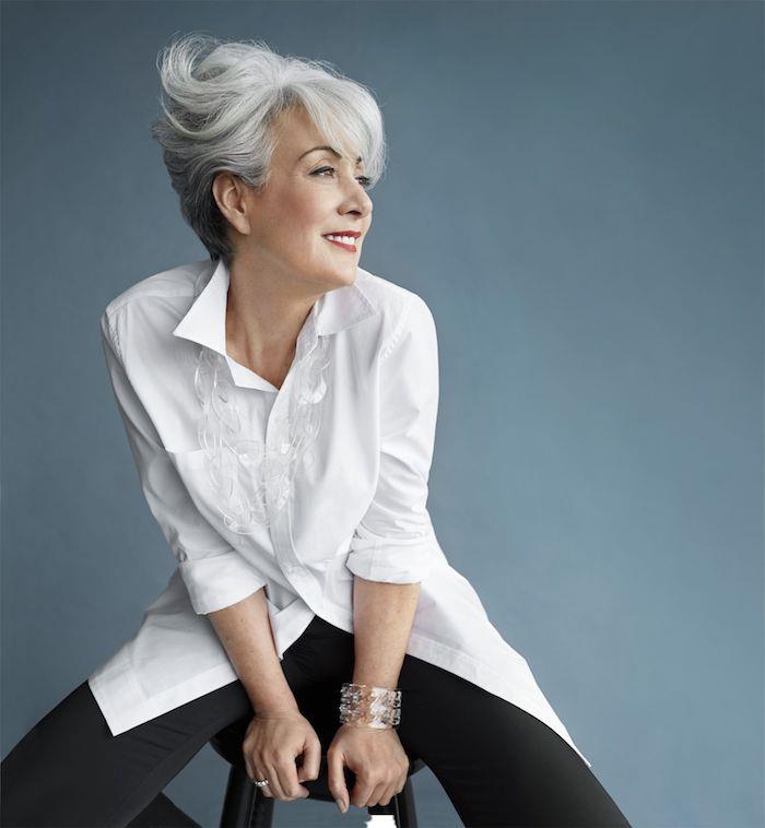 60 yaşındaki kadın için saç modeli orijinal kısa kesim beyaz kadın gömlek siyah pantolon ile