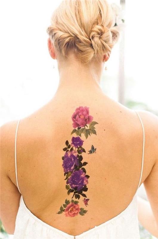 tetovaža hrbta vzdolž hrbtenice, cvetlični vzorci, pričeska z nizko punđo, vrtnice in potonike, trakovi za špagete