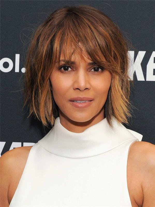 Halle Berry, sarı balayajlı doğal kestane kahverengiye ve beyaz takım elbiseli sarışın vurgulara sahip bozulmuş kare kesimli