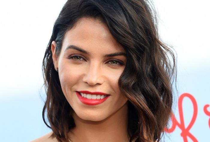 Srednje dolga frizura, slavna pričeska Jenna Dewan s kodri, črni lasje z bakreno rjavimi odtenki