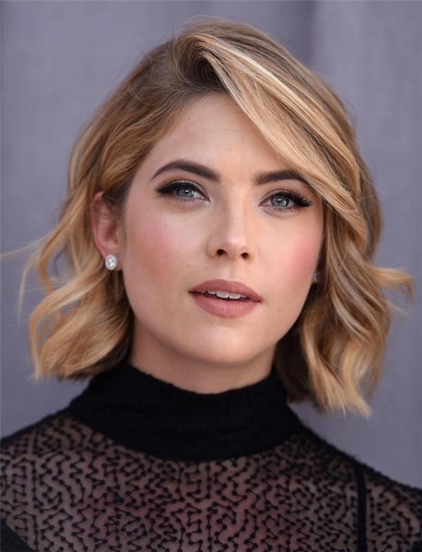 srednje dolga ženska pričeska, igralka Pretty Little Liars, pričeska Ashley Benson s kratkimi blond lasmi