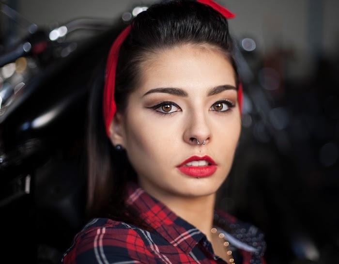 Muz kadın ve saçında kırmızı bandana, pin-up piercing ve makyaj ile 50'lerin saç modeli