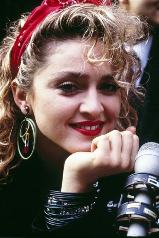 pričeska z naglavnim trakom, Madonna v 80. letih, rdeč trak in uhani