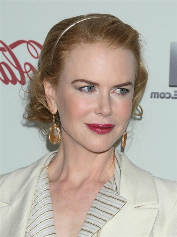 pričeska z naglavnim trakom, Nicole Kidman s faux bobom in subtilno tiaro za lase
