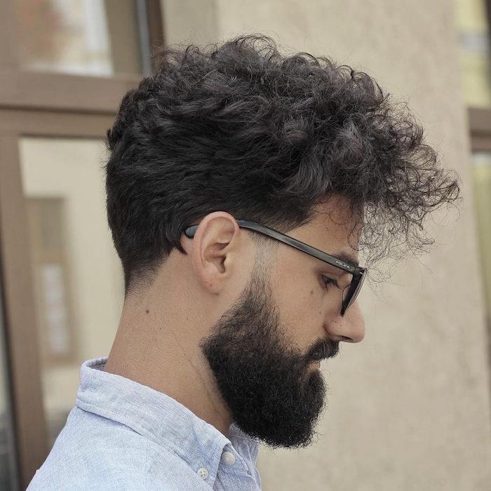 šukuosena vyras garbanotieji plaukai tendencija trumpesnis šone su ilga barzda degradacija