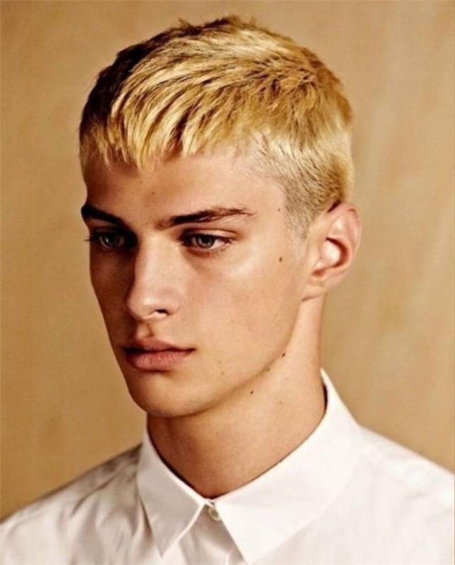 paauglių berniukų hipsterių šukuosena į priekį ir blondinės spalvos