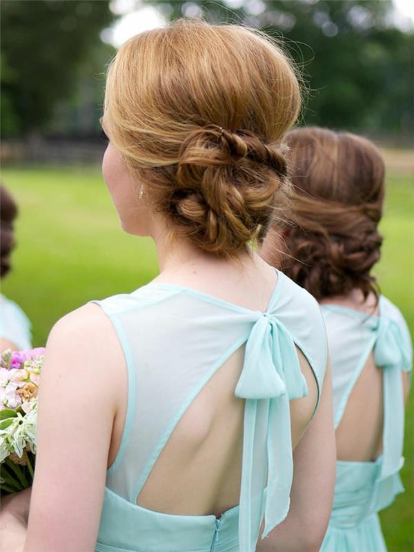 açık havada düğün konukları için saç modelleri, arkadan bağlı kurdele ile çıplak sırtlı mavi elbiseler
