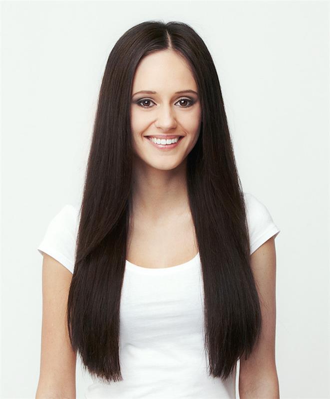 jauna moteris su ilgais tiesiais plaukais, blizganti ruda spalva ir išsiskyrimas viduryje