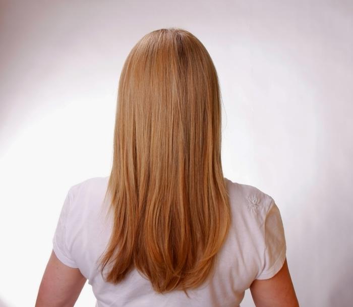 namų šukuosena tiesių plaukų kirpimas moteris ilgi balti marškinėliai blondinė dažymas