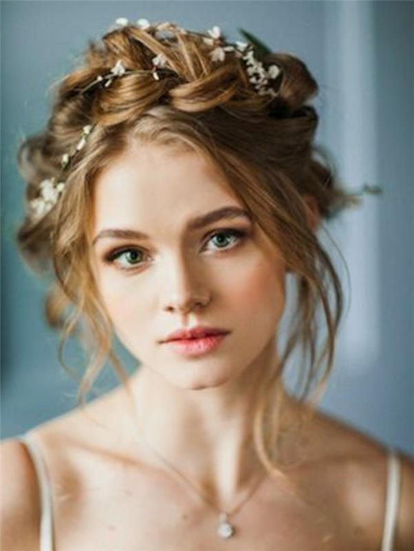 elegantiška vestuvių šukuosenos idėja, pintinė karūna su mažų baltų gėlių aksesuaru, maištingos spynos aplink veidą