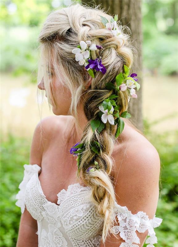 taze çiçek aksesuarlı orman perisi tarzı düğün örgü saç modeli, dantel gelinlik