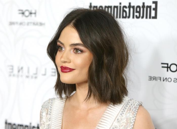 srednji kroj, slavna pričeska Lucy Hale s temnimi lasmi, model v beli obleki s kristali in čipkami
