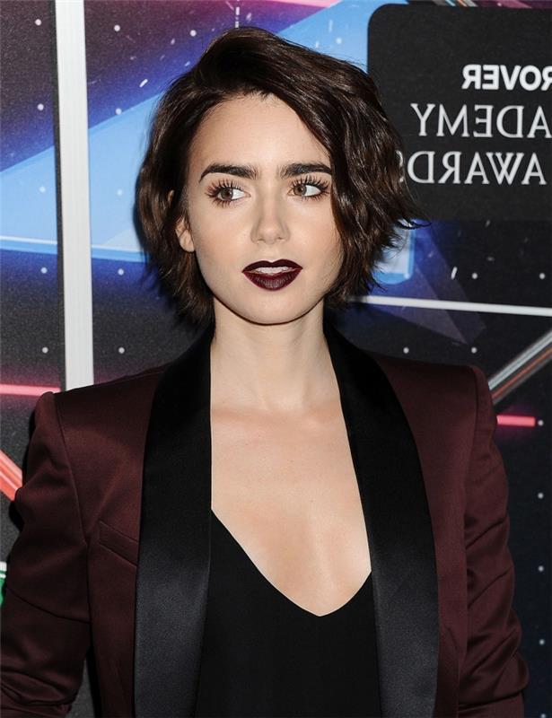 Ženska frizura, slavna pričeska Lily Collins s kratkimi temnimi lasmi
