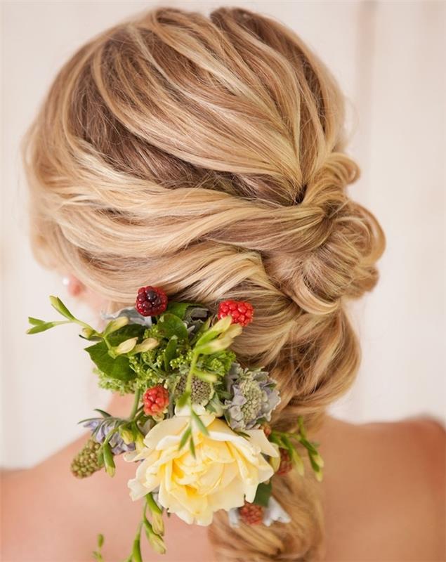 saçında bir buket çiçek ile darmadağınık bir örgü düğüm tarzı düğün saç modeli