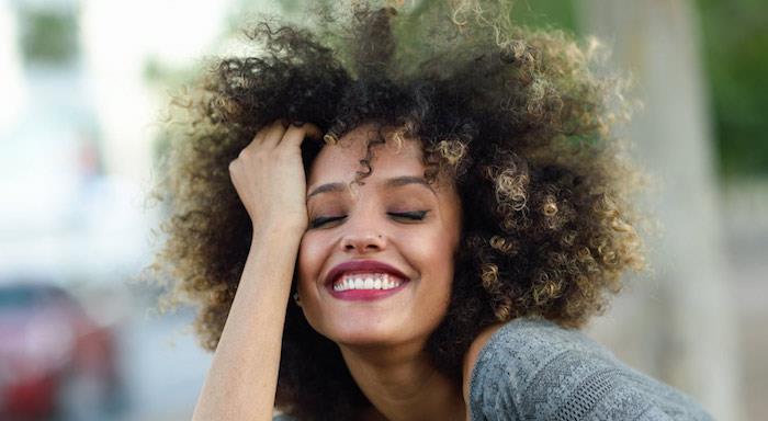šukuosena garbanotiems plaukams afro moteris natūrali metiss su blondinių patarimais