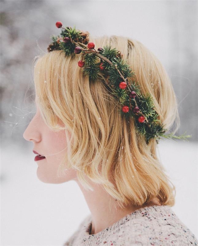 Primer božične frizure kratki lasje, kvadratna potopljena blondinka s krono borovih vej in božikovino