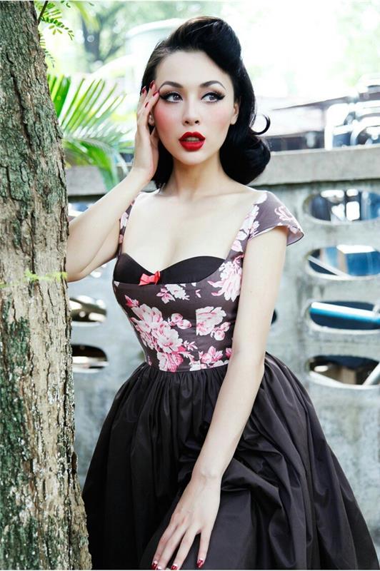 50'lerin saç modeli ve siyah vintage çiçekli elbise ile zarif ve retro bir görünüm