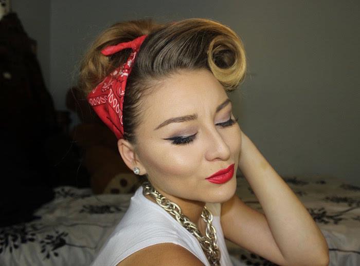 Retro saç stilinde kırmızı bandana pin up stili nasıl giyilir zafer sarışın kadın rockabilly muz ve vintage pinup makyaj ruloları