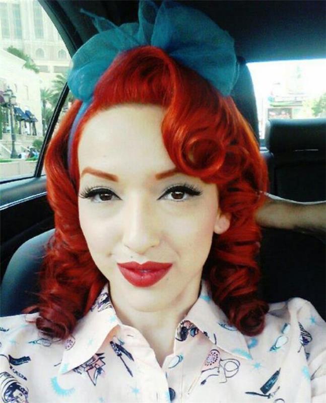 pin-up-saç modeli-mavi-kurdele-on-kızıl-saç