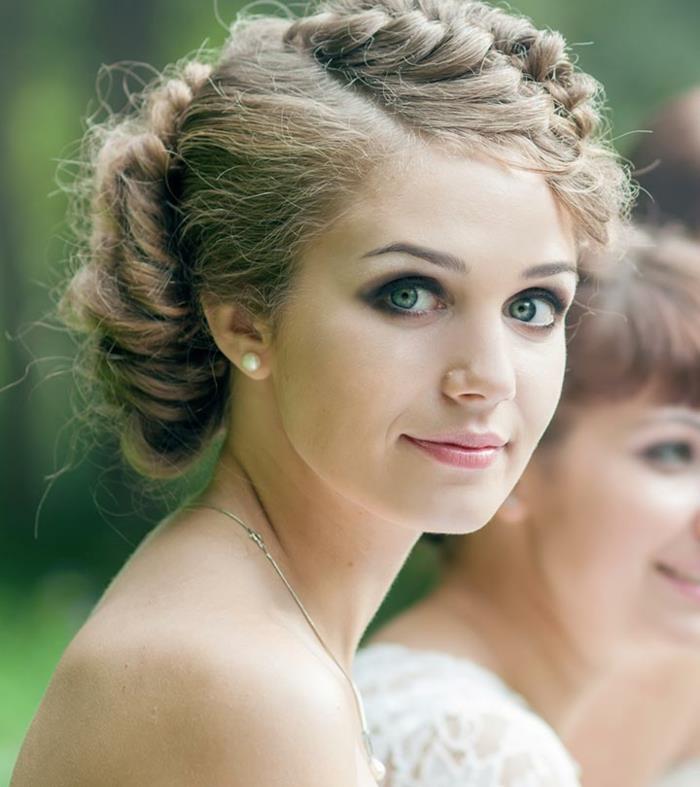 kostanjeva blond pričeska za lase, poročna pričeska iz pletenice, mehka ličila, mačje oko
