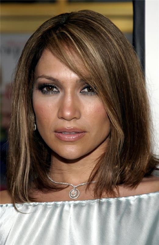 Jennifer Lopez su gražiu kirpimu romantiškam vakarėliui, makiažas rudomis akimis