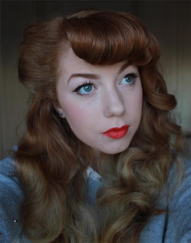 50'lerin ruju ve pembe yanak makyajı olan soluk tenli kızıl saçlı kadın ve yuvarlatılmış kaküllü ve zafer bukleli bukleli iğneli saç modeli