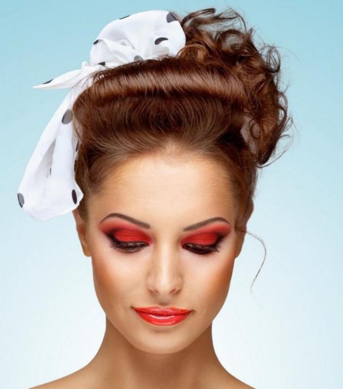 saç-pin-up-kadın-kahkül-sırt-eşarp