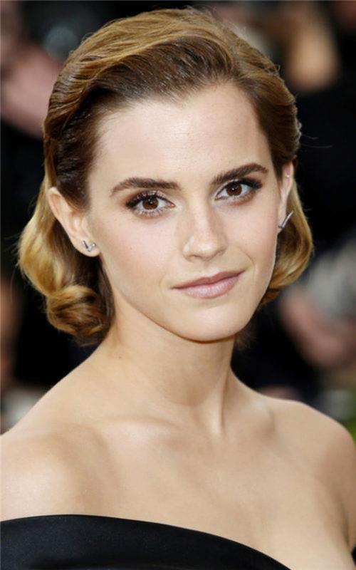 Emma Watson ir jos karamelinė blondinė spalva, retro šlapios išvaizdos šukuosena