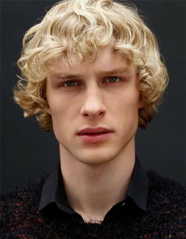 najstniška pričeska s srednje dolgimi kodrastimi lasmi, blond mladenič, neurejen slog, frizura v grunge barvi