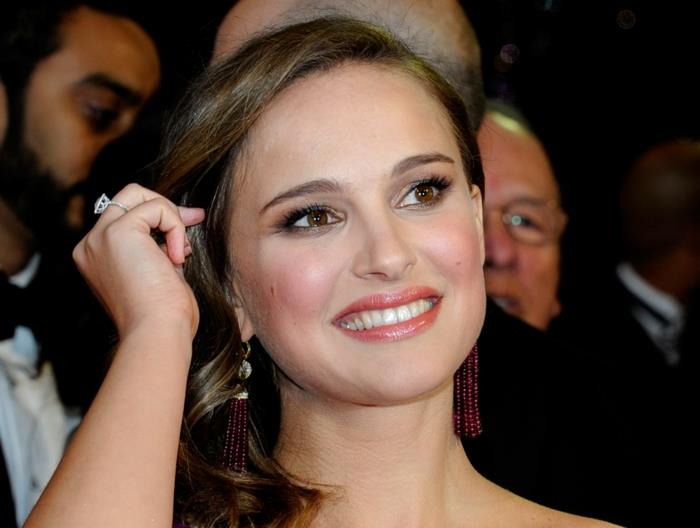 kahverengi göz makyajı, Natalie Portman, orta boy saçlar için basit saç modeli