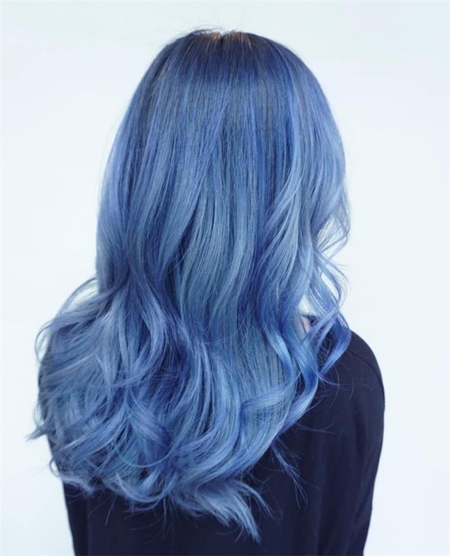 mėlyna madinga spalvinimo idėja tamsiems ar šviesiai rudiems plaukams, šukuosena ilgiems garbanotiems plaukams ant galiukų