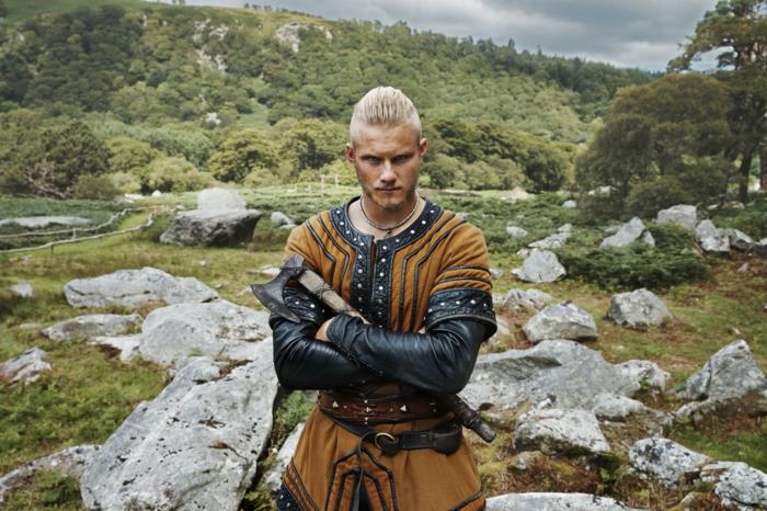 viking saç kesimi, bjorn lorthbrok, erkek topuz, etnik yaka, kahverengi siyah deri gömlek