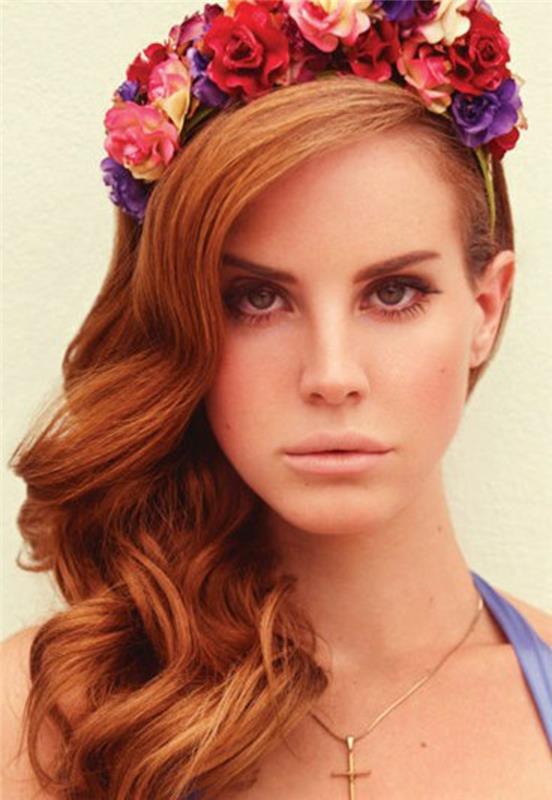 lana del ray, obsežen dolg kroj s svetlimi kodri, ženska frizura, cvetna krona, rdeči lasje, podolgovat obraz