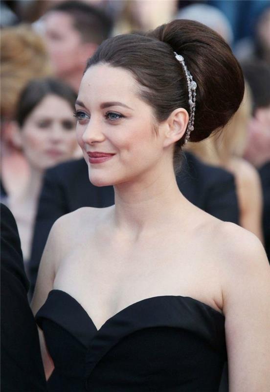 Marion Cotillard su romantiška bandele ir sidabriniais plaukų papuošalais