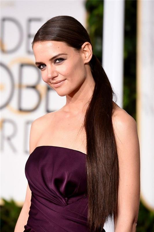Katie Holmes su lengva šukuosena, alyvine suknele, paprastu makiažu
