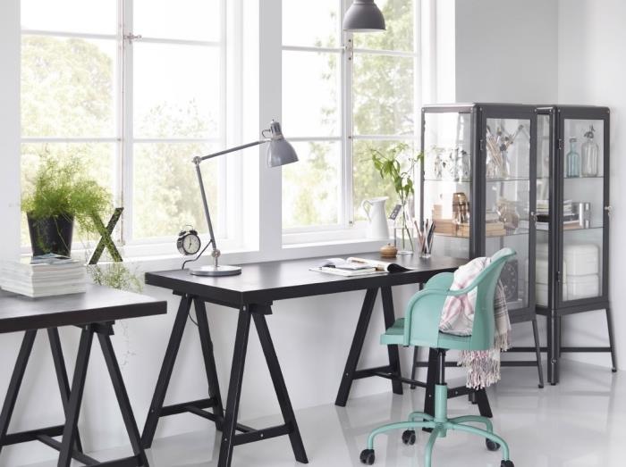 modaya uygun mobilyalarla ev işi köşesi düzeni, siyah ve metal desenli endüstriyel ofis deco fikri