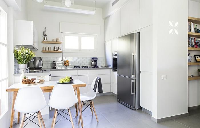 küçük bir mutfak, İskandinav sandalyeleri, krom buzdolabı, beyaz fayanslar, ahşap raflar, küçük beyaz bir mutfak sığdırmak