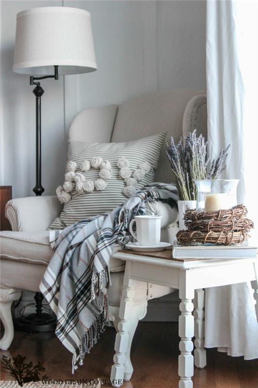 Patogus kampelis su džiaugsmo pagalve ir baltos sofos studijos išdėstymo idėja, puiki buto dekoravimo idėja