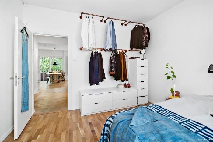 sukurkite savo persirengimo kambarį, sumontuodami drabužių spintos barus ant sienos ir padėdami ant jo nedidelius laikymo baldus