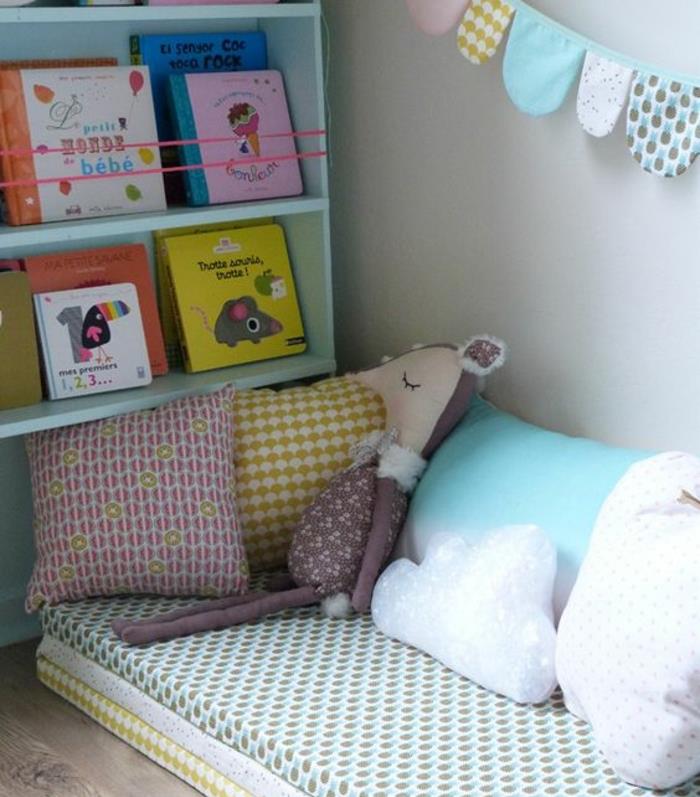 montessori kūdikio lovytė, grindų čiužinys, įvairiaspalvės pagalvėlės, knygų lentynos saugykla, audinio girlianda