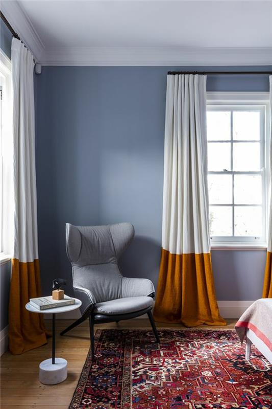 yatak odasında modern tasarımlı okuma köşesi, beyaz ve hardal sarısı iki tonlu perdeler