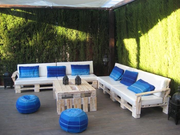 palet bahçe mobilyaları ağartılmış palet kanepeler beyaz koltuk minderleri ve dekoratif minderler ve mavi sedirler, palet sehpa, yeşil duvar
