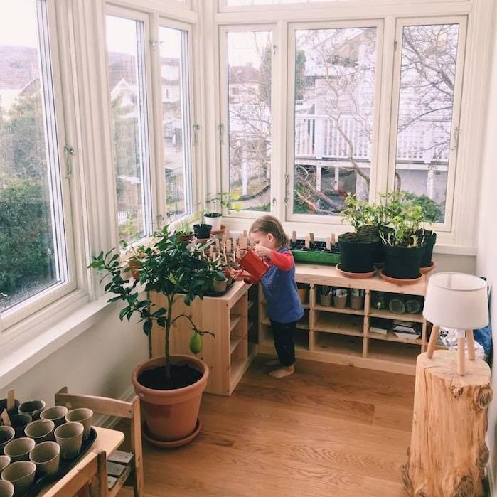 žalias vaikų kampelis dengtoje terasoje, Montessori metodas namuose, vaikų mokymas sodo ir augalų priežiūros, vaikų laistymo nuotrauka