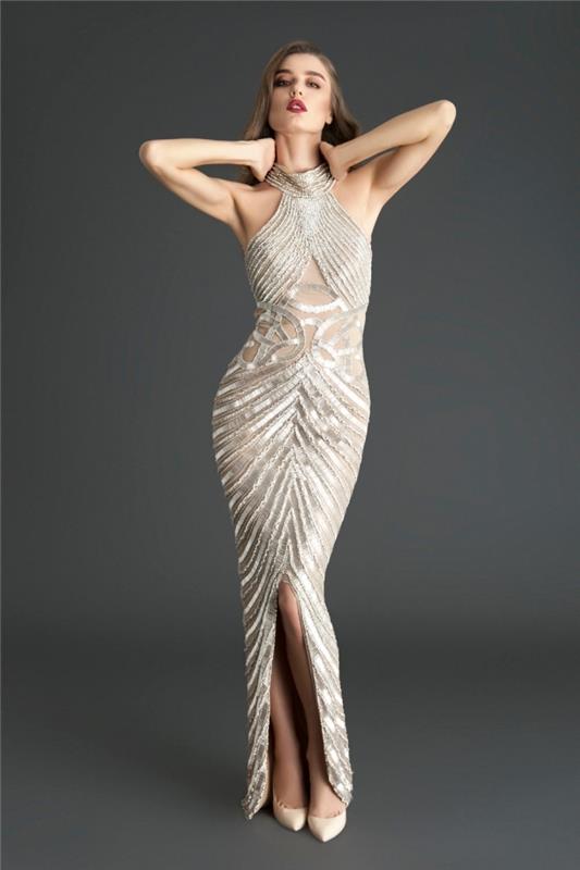 bej topuklu ile kombinlenmiş gümüş rengi transparan ve çizgili tasarıma sahip uzun gece elbisesi örneği