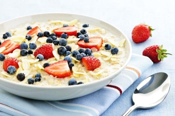 Esempio diyeti dengede con una colazione di yoğurt ve frutti di bosco
