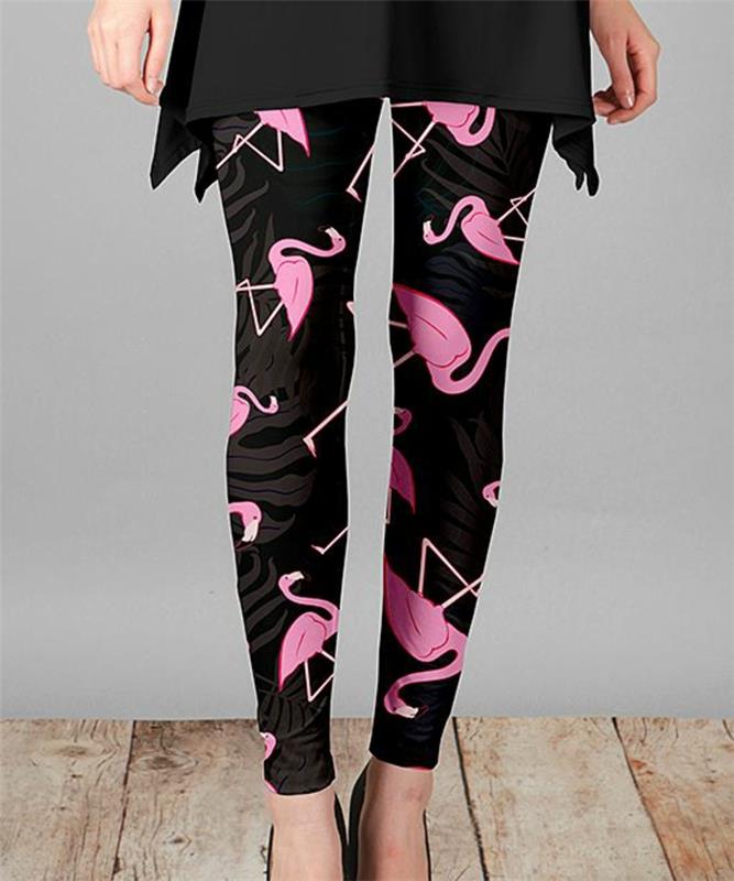 črne gamaše z flamingosom, črna asimetrična tunika s stranskimi režami, črne črpalke, dodatek za flamingo